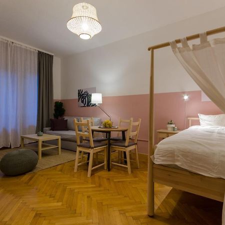 Appartamento Studio Next To Kiraly Street Kd11 Budapest Esterno foto