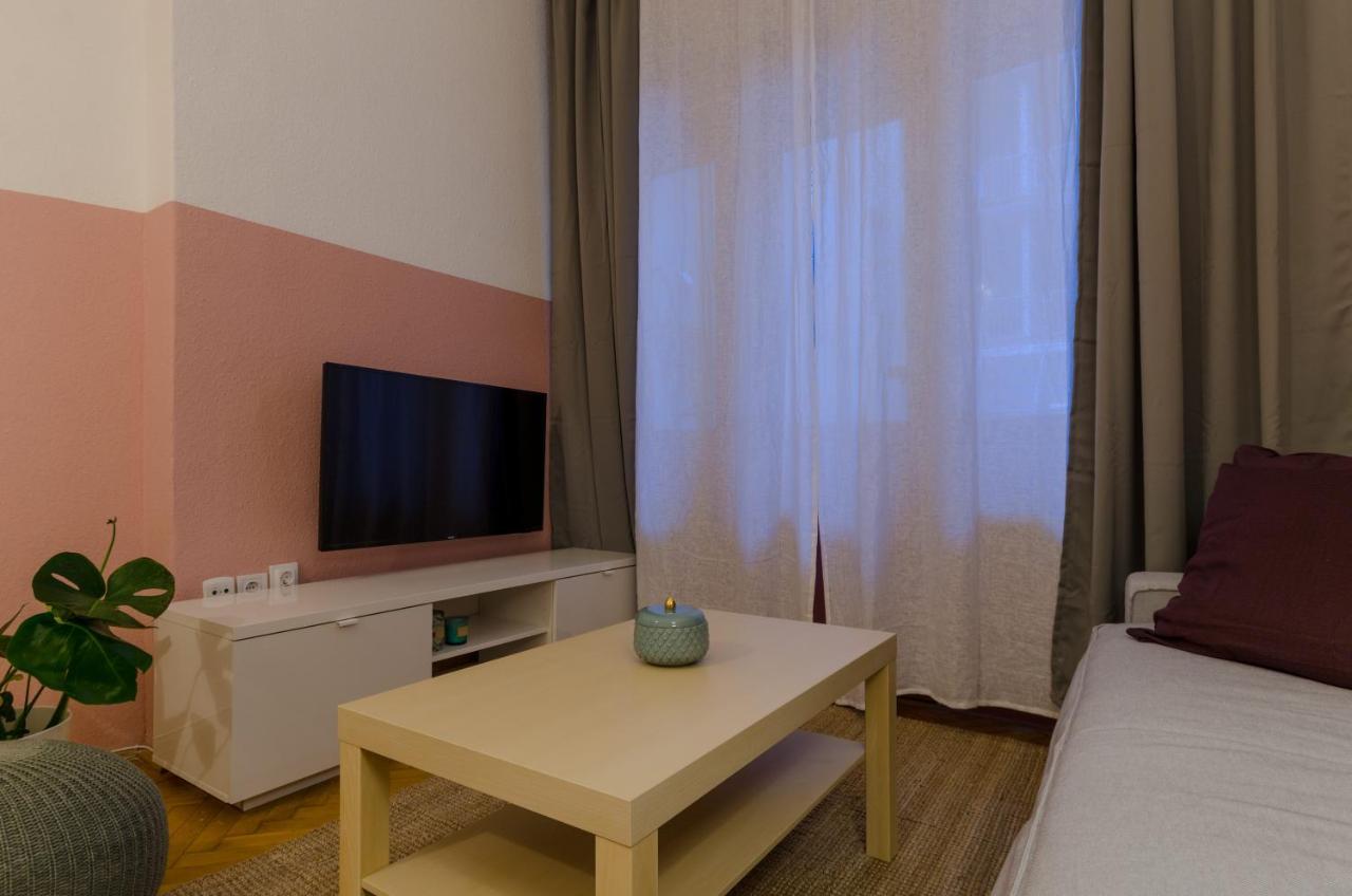 Appartamento Studio Next To Kiraly Street Kd11 Budapest Esterno foto